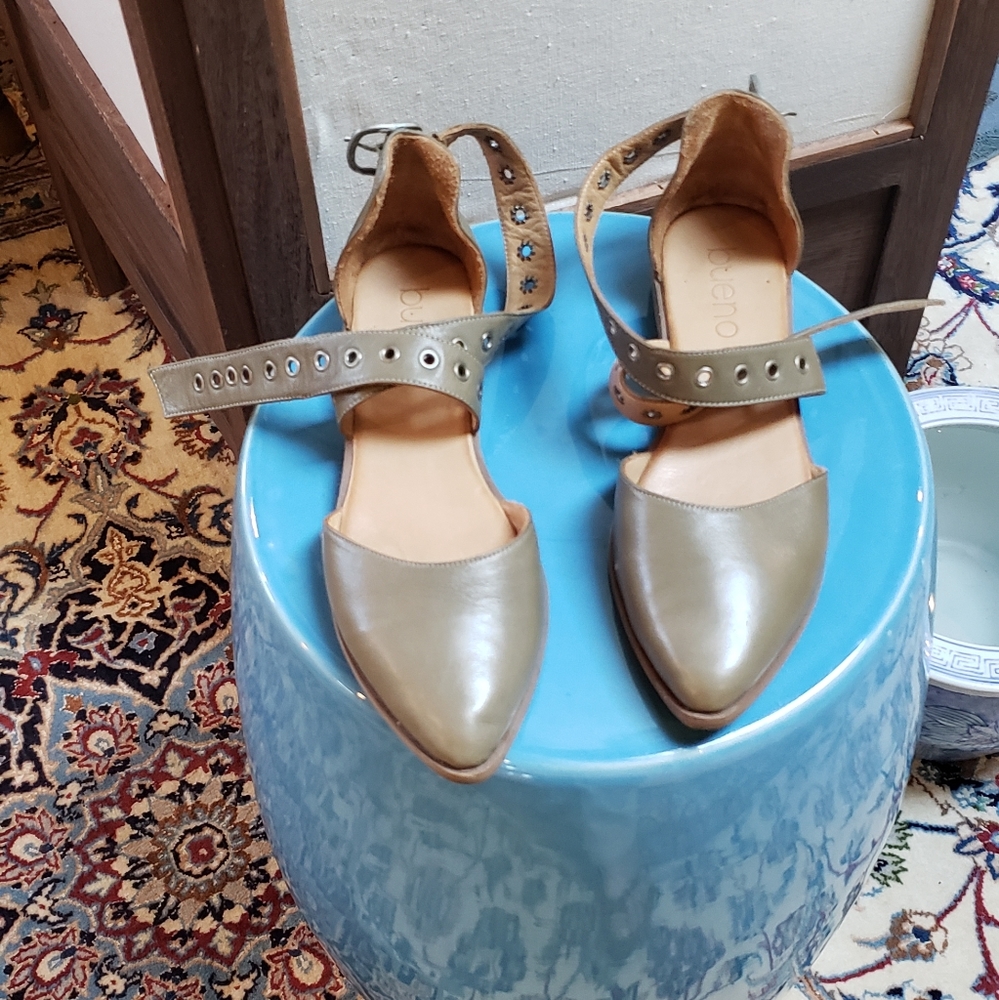 Bueno Closed Toe Sandal